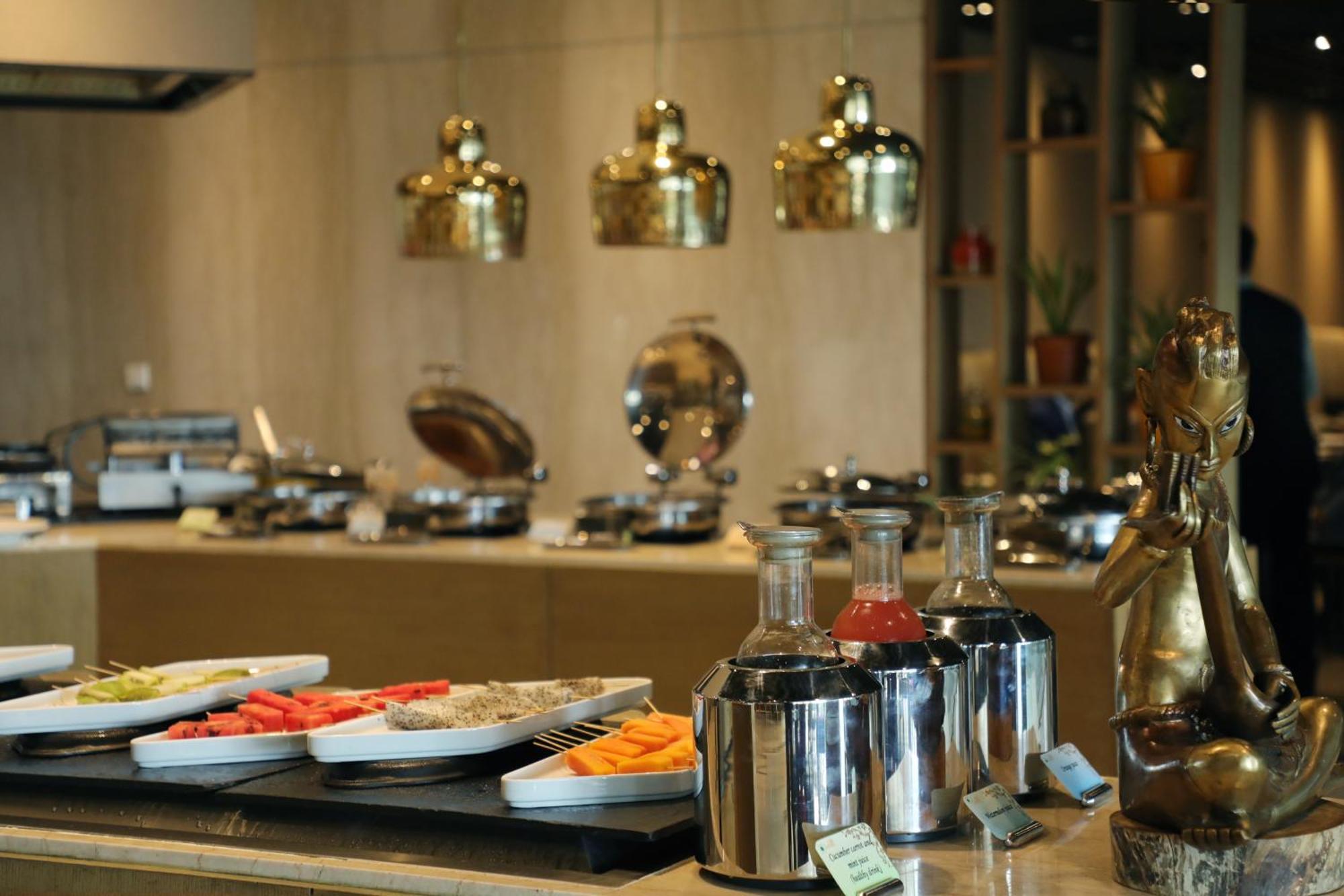 The Leela Ambience Convention Hotel Delhi Nueva Delhi Exterior foto A buffet at a hotel