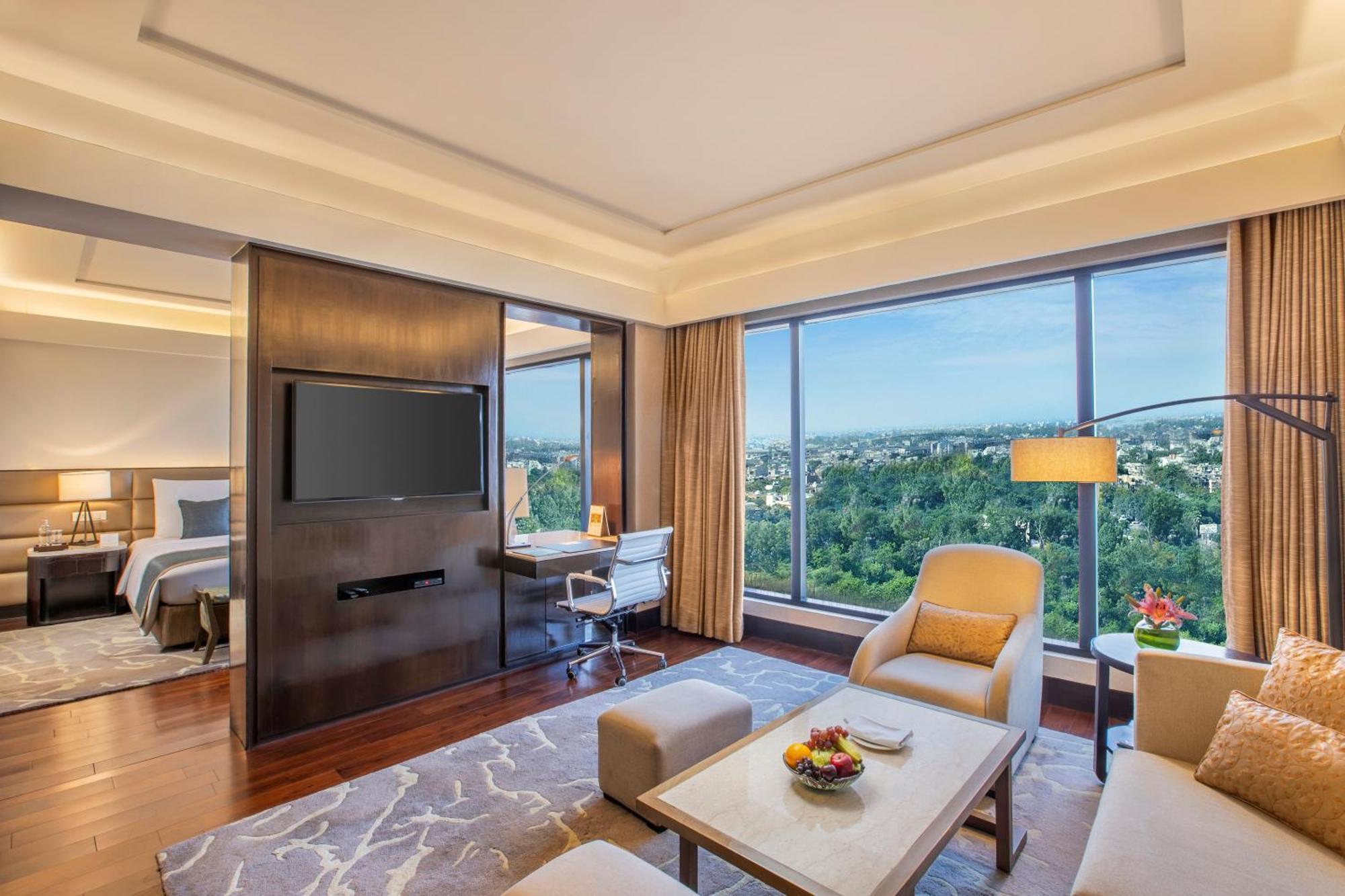 The Leela Ambience Convention Hotel Delhi Nueva Delhi Exterior foto Suite at the hotel
