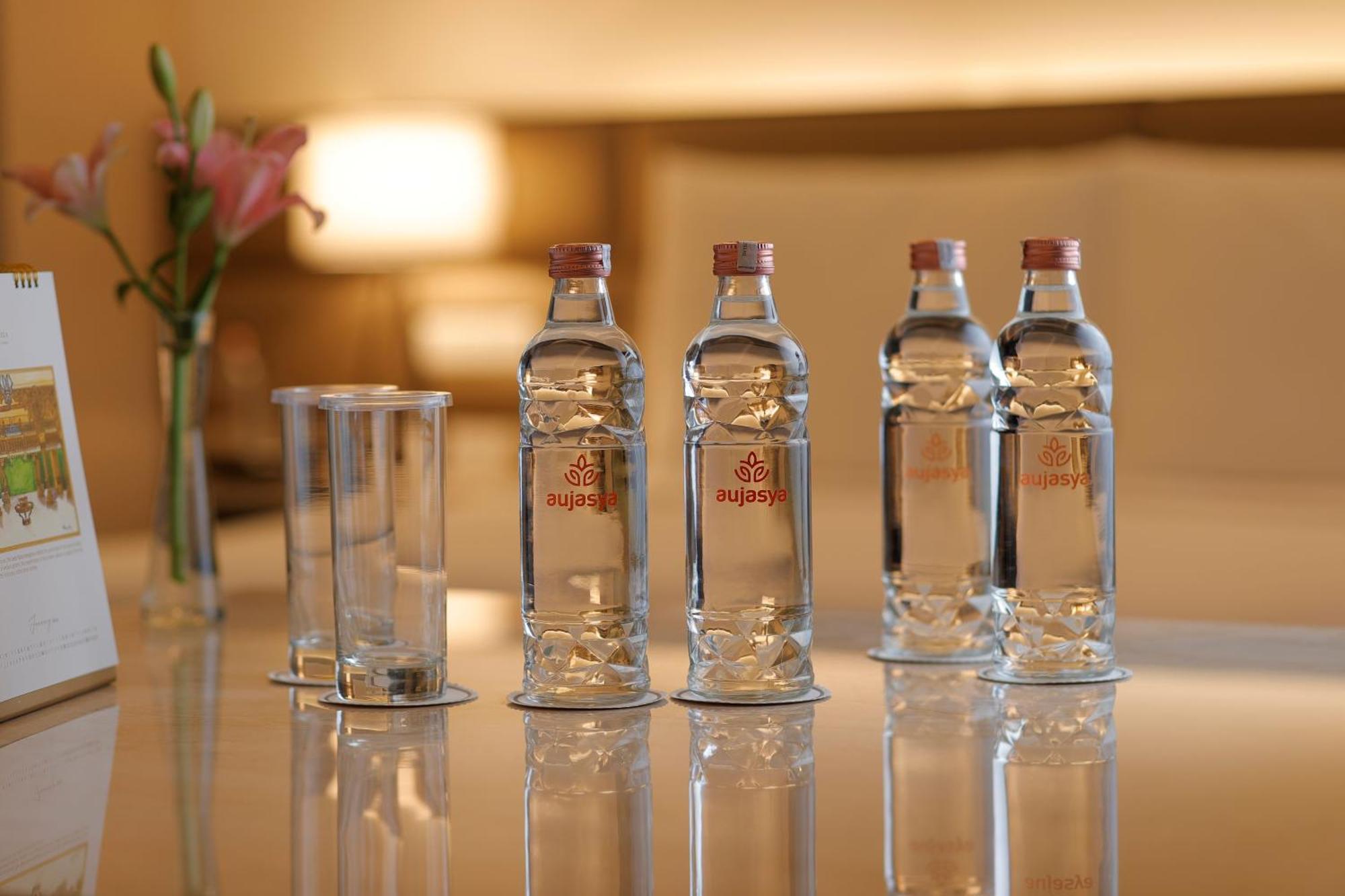 The Leela Ambience Convention Hotel Delhi Nueva Delhi Exterior foto Bottled water