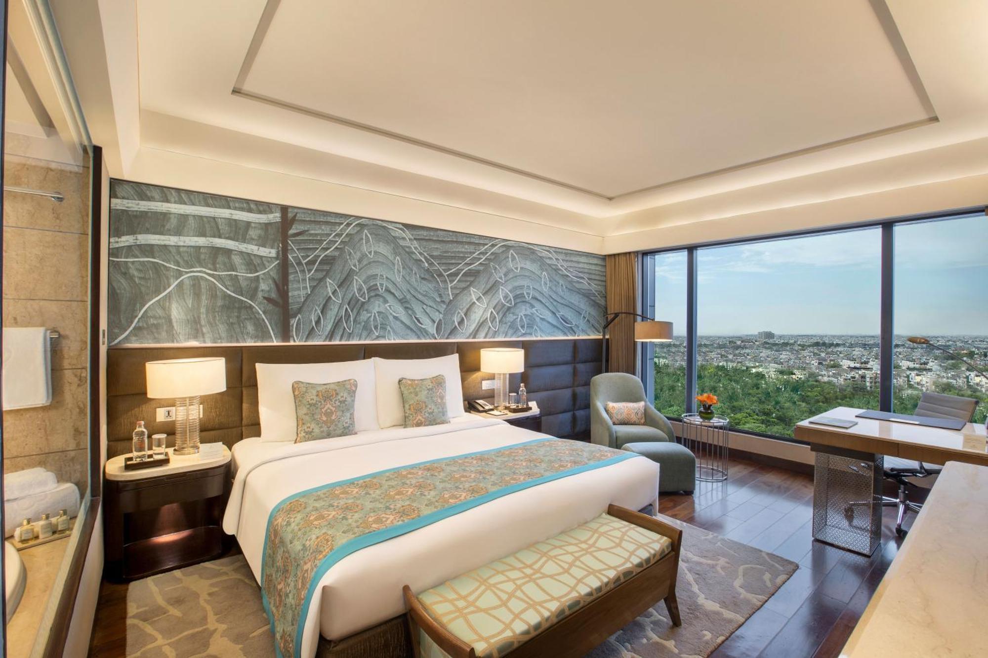The Leela Ambience Convention Hotel Delhi Nueva Delhi Exterior foto A room at the Taj Mahal Palace