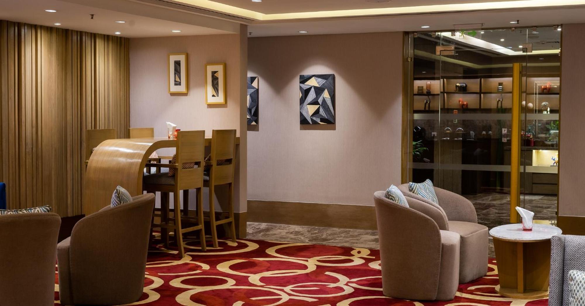 The Leela Ambience Convention Hotel Delhi Nueva Delhi Exterior foto The interior of the lounge