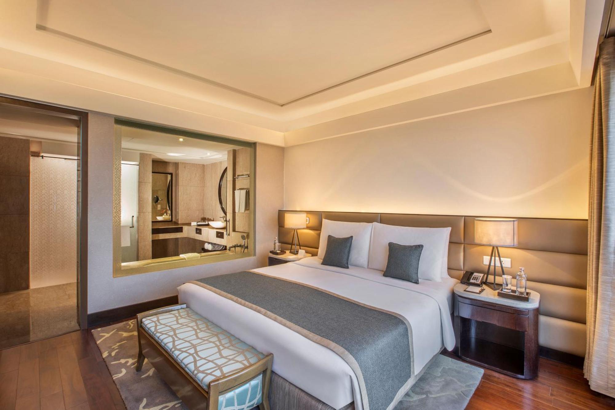 The Leela Ambience Convention Hotel Delhi Nueva Delhi Exterior foto A bedroom at the Taj Mahal Palace