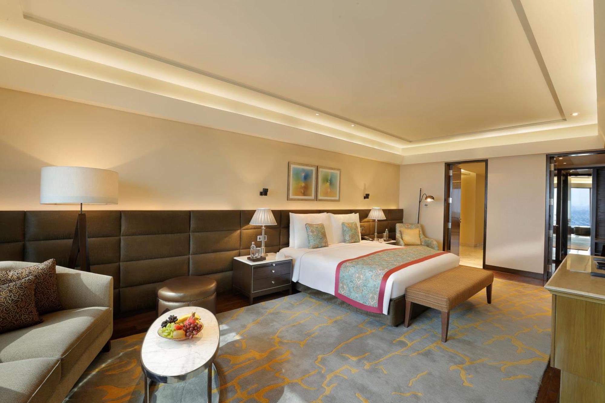 The Leela Ambience Convention Hotel Delhi Nueva Delhi Exterior foto A suite at the hotel
