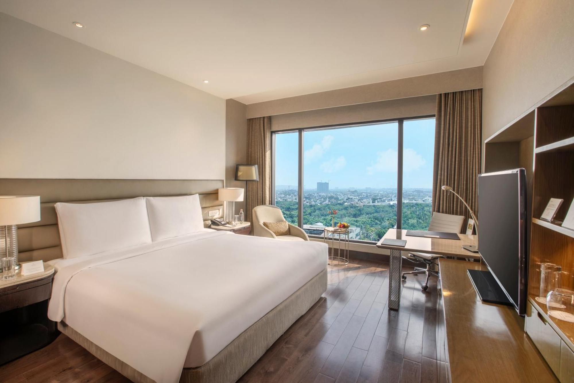 The Leela Ambience Convention Hotel Delhi Nueva Delhi Exterior foto A room at the hotel