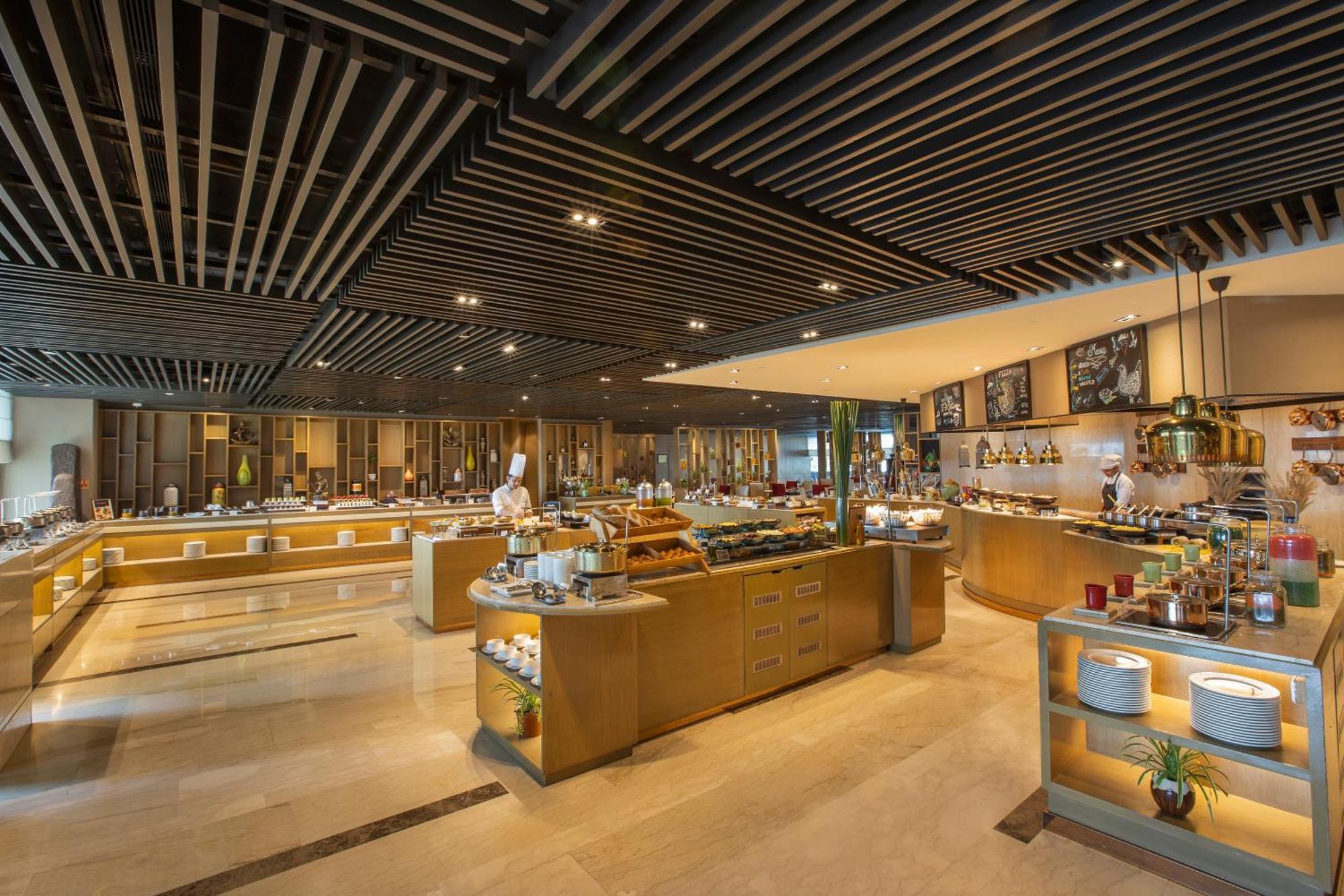 The Leela Ambience Convention Hotel Delhi Nueva Delhi Exterior foto The buffet at the hotel