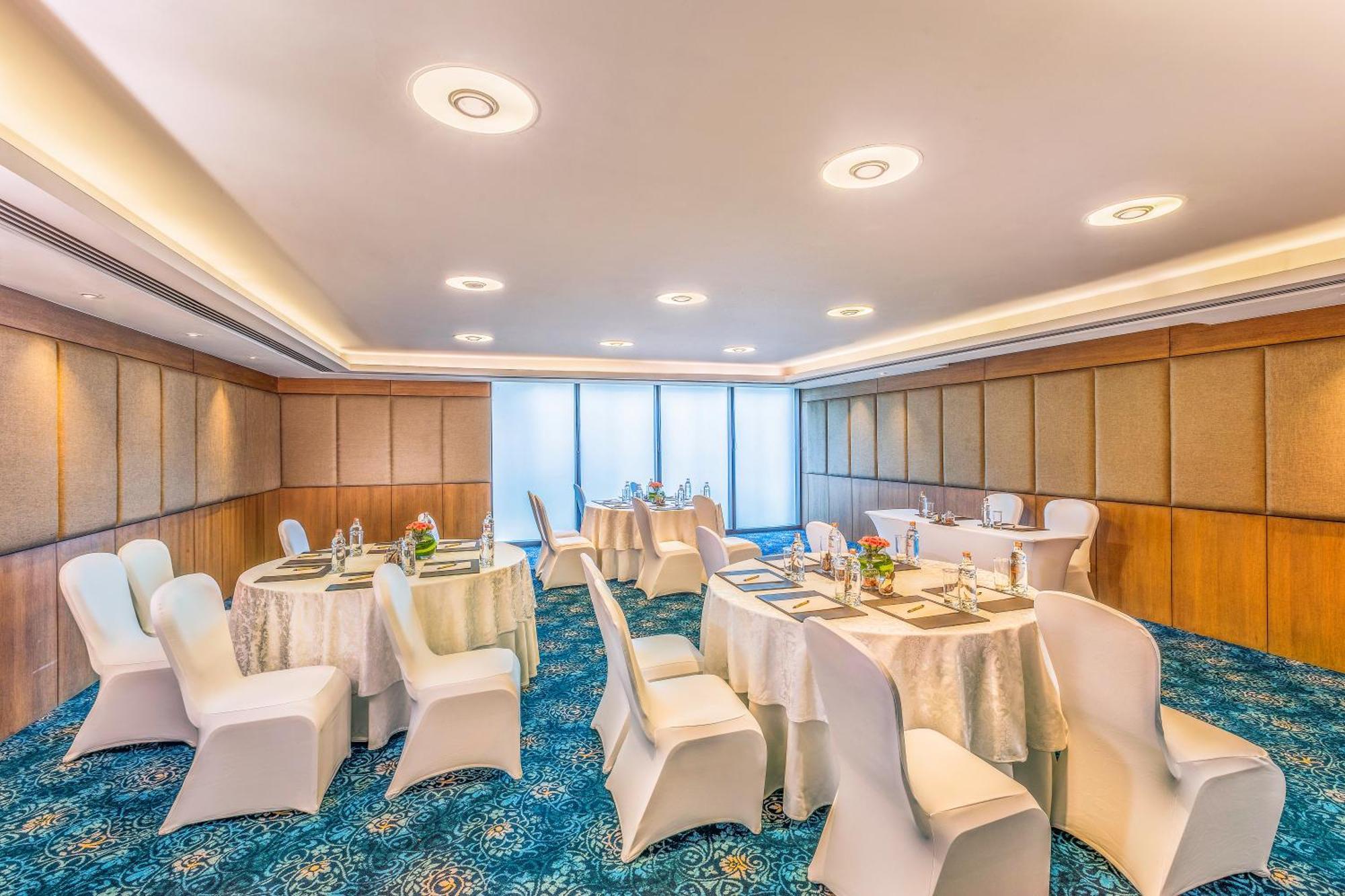 The Leela Ambience Convention Hotel Delhi Nueva Delhi Exterior foto Meeting room