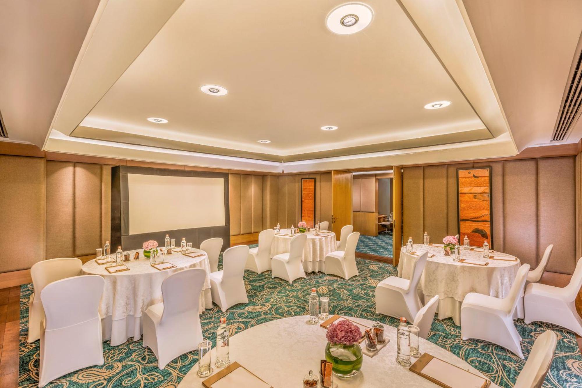 The Leela Ambience Convention Hotel Delhi Nueva Delhi Exterior foto The Royal