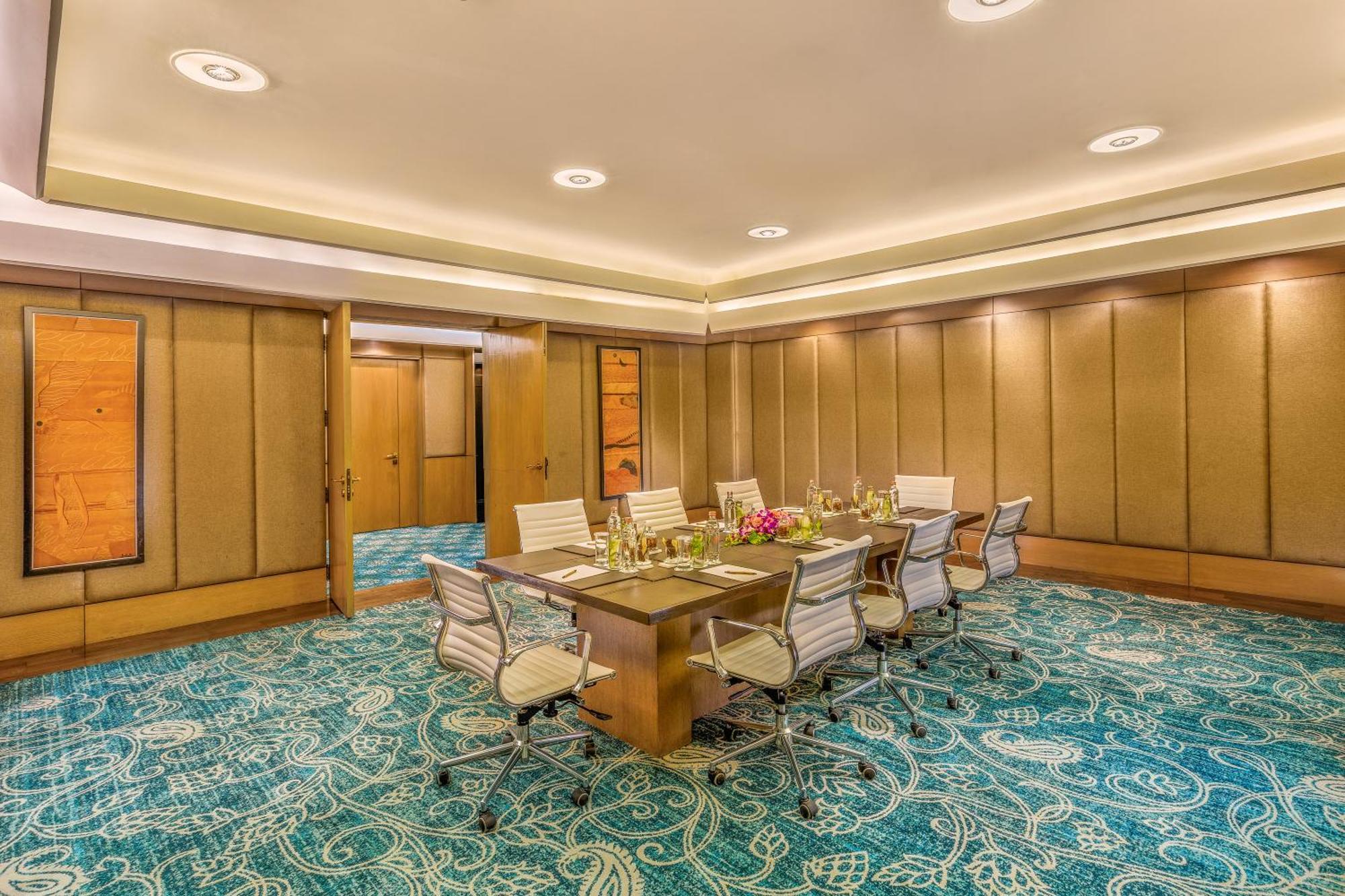 The Leela Ambience Convention Hotel Delhi Nueva Delhi Exterior foto Meeting room at the hotel