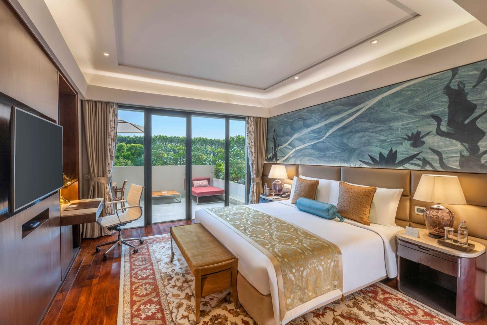 The Leela Ambience Convention Hotel Delhi Nueva Delhi Exterior foto A bedroom at the hotel