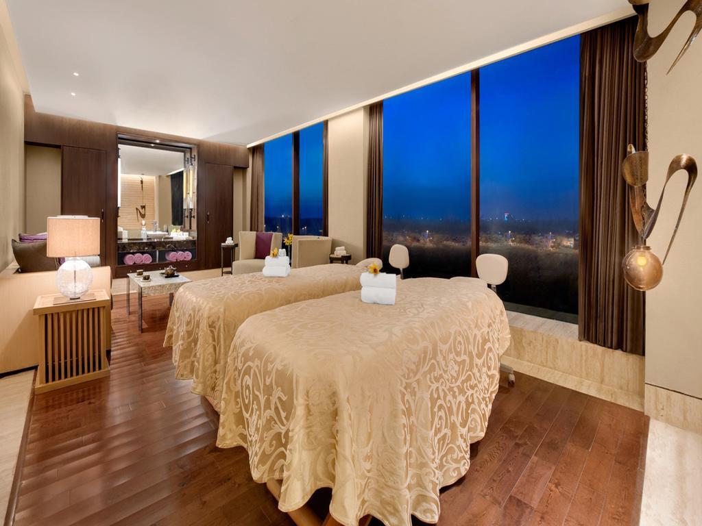 The Leela Ambience Convention Hotel Delhi Nueva Delhi Exterior foto The Spa at The Ritz-Carlton, Dubai