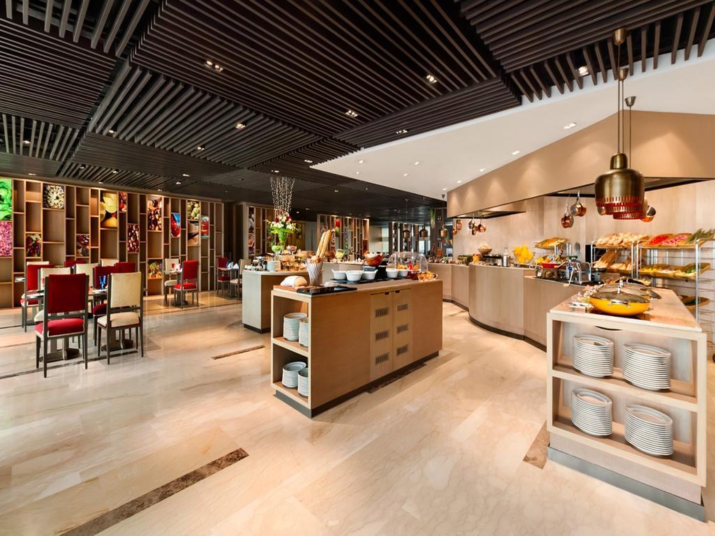 The Leela Ambience Convention Hotel Delhi Nueva Delhi Exterior foto The restaurant