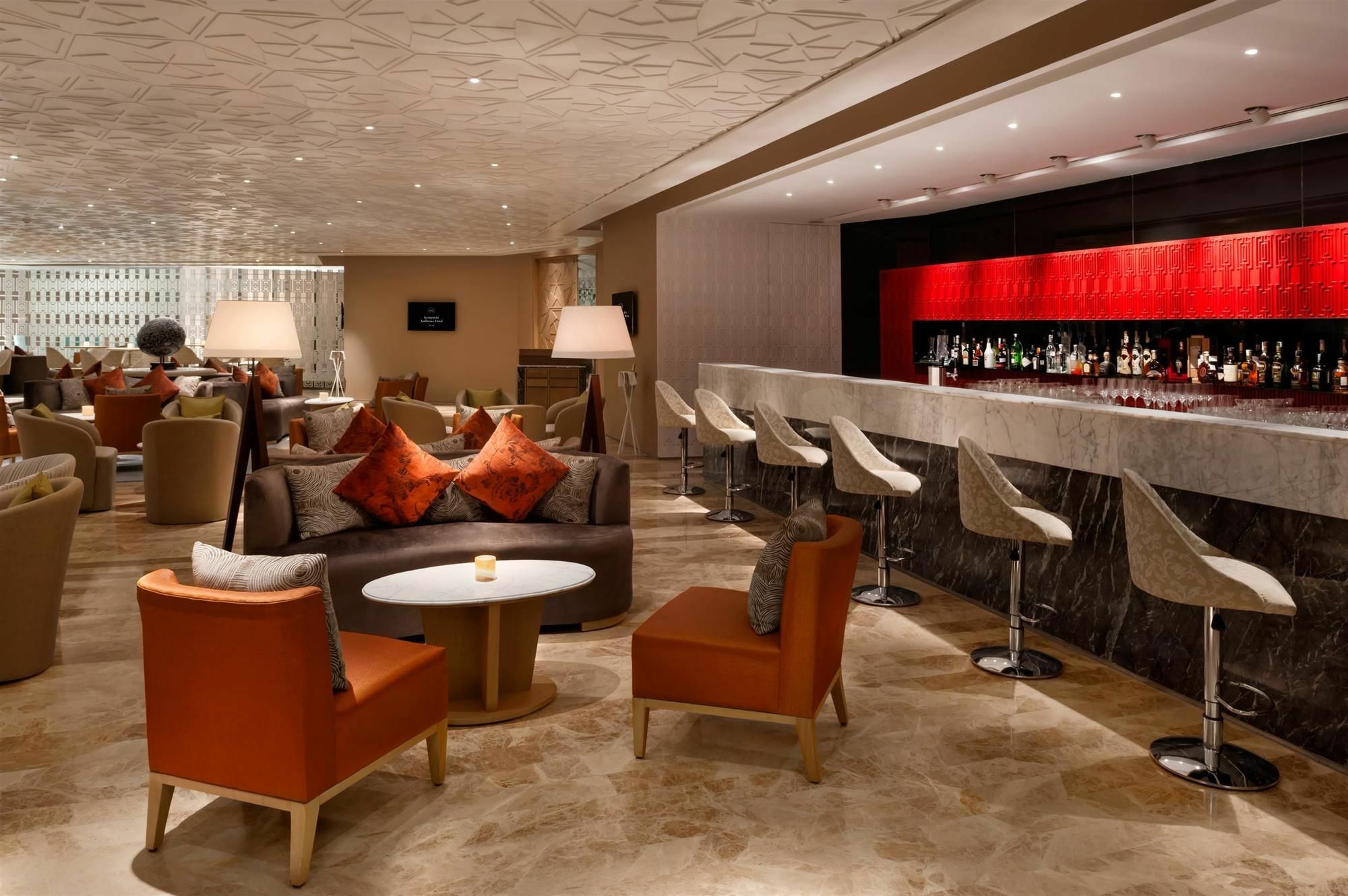 The Leela Ambience Convention Hotel Delhi Nueva Delhi Exterior foto The bar at the lounge